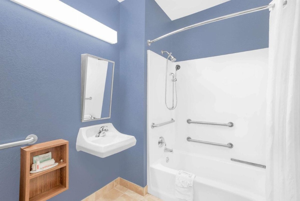 Queen Room - Disability Access - Non-Smoking